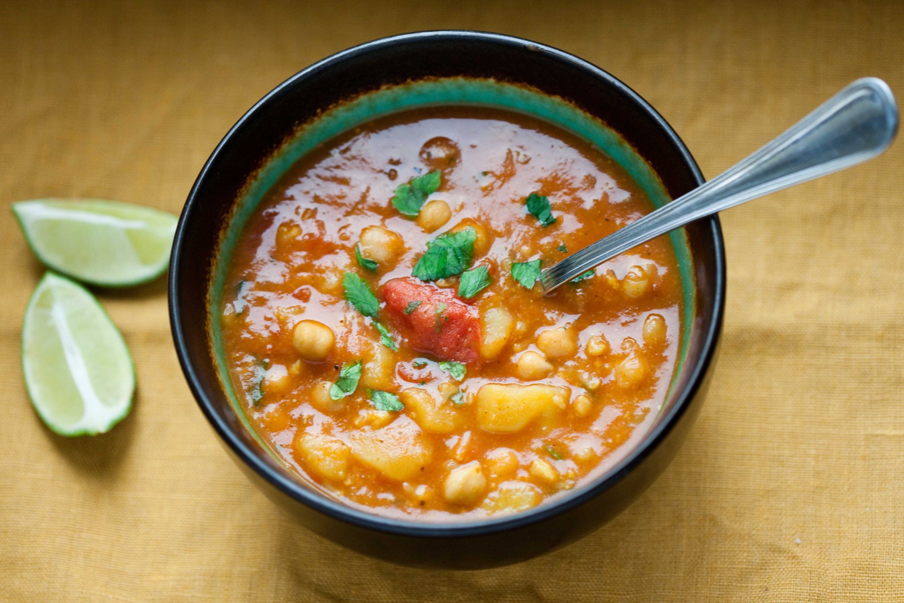 indyjska-zupa-z-ciecierzyca-ziemniakami-i-kalafiorem