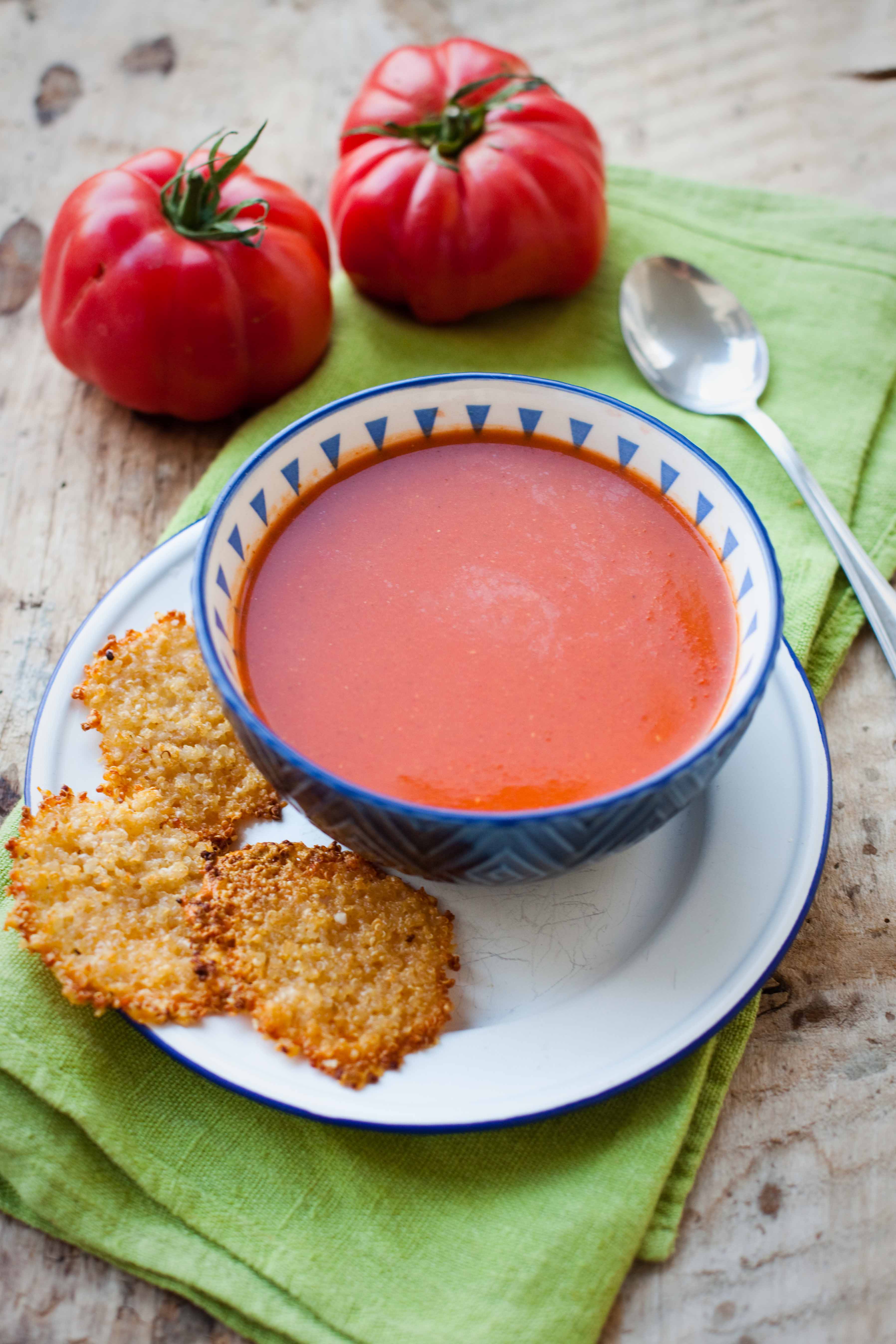 zupa-pomidorowa-z-chipsami-z-parmezanu-kaszy-quinoa
